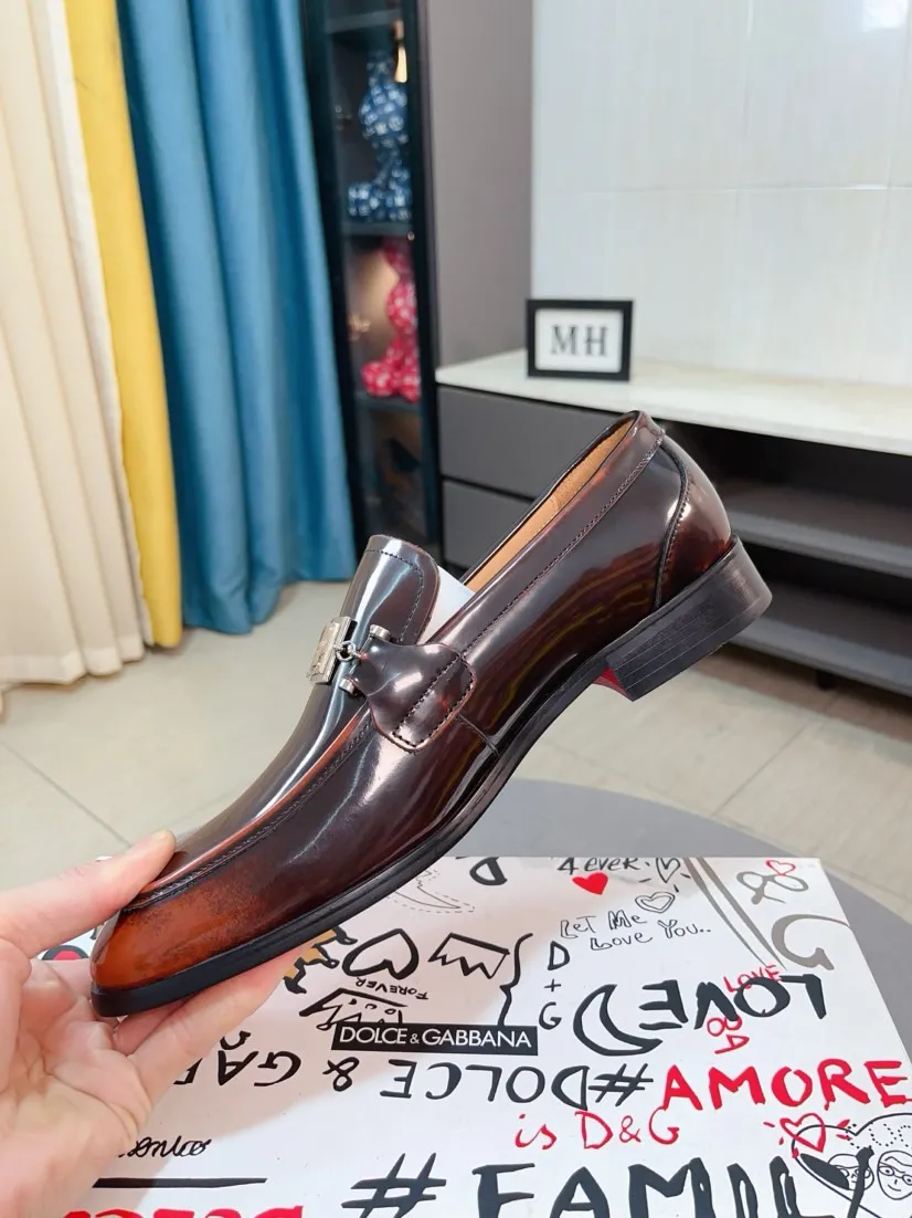Men's shoes 💰540🌸🌸 [DG Dolce & Gabbana] High-end customized leather shoes. The upper is made of imported calf leather. Original hardware. I believe you will be impressed from the first time you see it. The avant-garde atmosphere can no longer fully interpret its elegance. AAA grade rubber outsole is super comfortable. The original cover last of the counter ensures its original version and quality. The upper is simple and the cowhide lining ensures its comfort and breathability. A pair of truly good shoes has its own unique soul, famous quality, and the first choice for successful people. Regular size 38-44 (45 customized)
